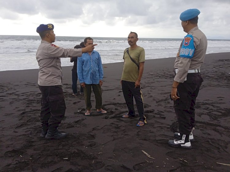 Polres Jember Siagakan Personel di Pantai Saat Ops Lilin Semeru 2024, Antisipasi Bencana Hidrometeorolog